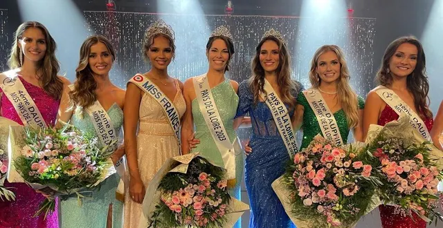 photo  château-gontier (mayenne), samedi 30 septembre 2023. la sarthoise camille boulard (deuxième en partant de la droite) a terminé première dauphine de miss pays de la loire 2023.  &copy;  agence 53x11 