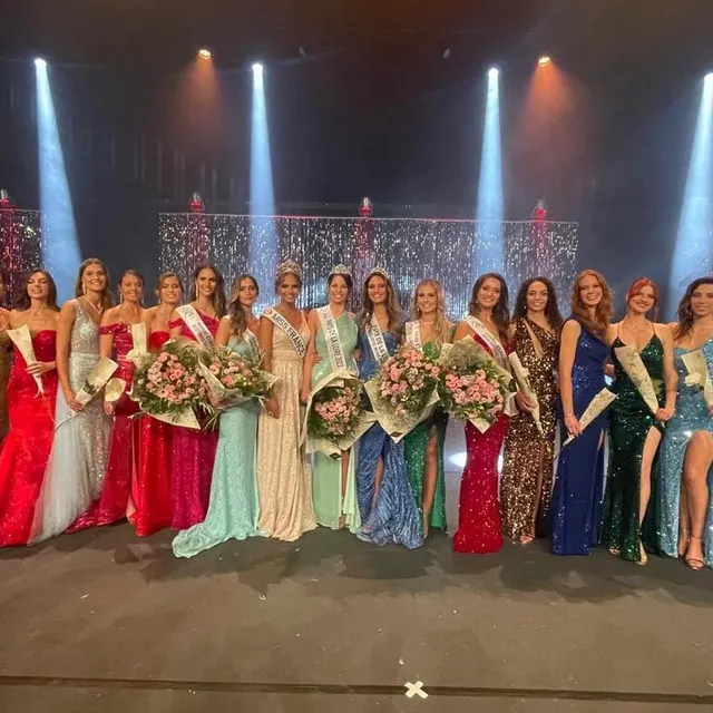 photo château-gontier (mayenne), samedi 30 septembre 2023. clara chevalot (troisième en partant de la droite), une des deux sarthoises en lice lors du concours de miss pays de la loire 2023, est repartie sans écharpe. ?  ©  agence 53x11