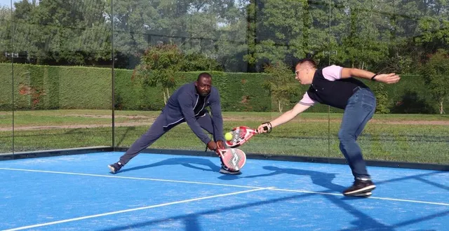 photo  à l’occasion de l’inauguration, samedi 30 septembre 2023, abdelkader hadji, conseiller municipal, et nicolas leudière, le maire de sablé-sur-sarthe, ont pu tester le terrain de padel.  &copy;  ouest-france 