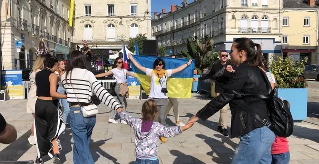 photo  les ukrainiens réfugiés dans le pays sabolien se sont mêlés aux ukrainiens venus de drohobytch pour chanter et danser sur la place raphaël-elizé lors du concert donné par le groupe fusion.  &copy;  ouest-france 