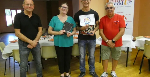 photo  eric, avec sa femme ; le maire, patrick pasquier, à gauche ; le président, michel brulard, à droite, lors de la journée départementale.  &copy;  ouest-france 