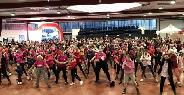 photo  un échauffement en musique a eu lieu dans le hall du champ de foire, sous les directives d’élodie poupry, prof de gym de l’asptt.  &copy;  ouest-france 