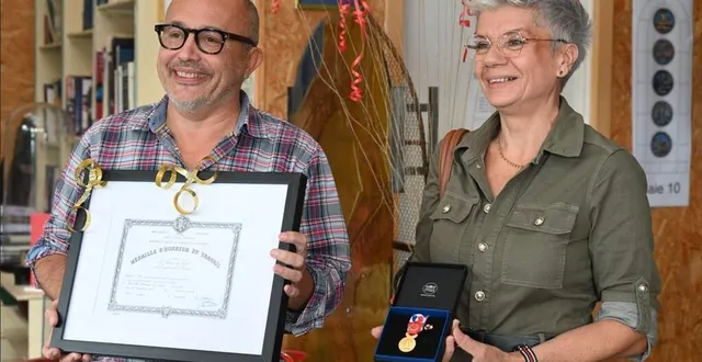 photo  emmanuel putanier, maître verrier et directeur de vitrail france, a remis la médaille grand or du travail à brigitte fronteau.  &copy;  ouest-france 
