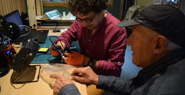 photo  louis et quentin réparent le réservoir d’eau d’une machine à café.  &copy;  ouest-france 
