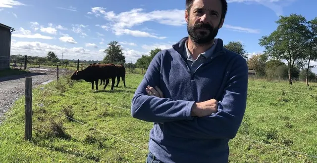 photo  à auvers-le-hamon, près de sablé-sur-sarthe, sébastien champion élève un troupeau de 90 bovins mais aussi des poulets de loué et depuis peu de temps des cochons.  &copy;  ouest-france 