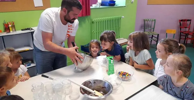 photo  julien bénard lors de son atelier de confection de mousse au chocolat, lundi 2 octobre 2023, à l’école docteur-ollivier à saint-calais (sarthe).  &copy;  ouest-france 