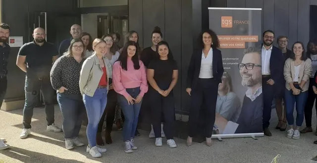photo  agathe kerguelen, (au centre) avec l’ensemble de son équipe devant leurs nouveaux locaux qui illustrent la pensée globale et durable du groupe.  &copy;  ouest-france 