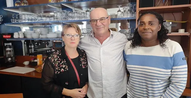 photo  james davier, patron du candéen, a cédé son commerce. à ses côtés, marie-laure, son épouse (à droite), et marie, son employée.  &copy;  ouest-france 