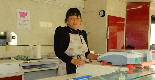 photo  la charcuterie la ferme grudé revient sur le marché hebdomadaire à compter de jeudi avec claire, la vendeuse.  &copy;  ouest-france 