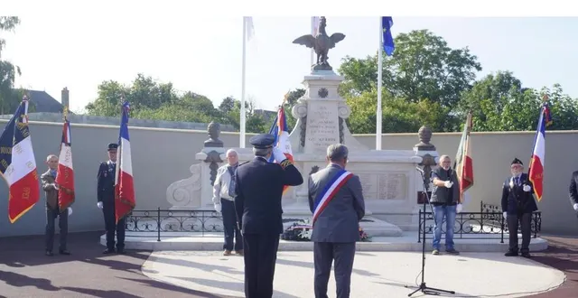 photo  eric zabouraeff, secrétaire général de la préfecture, au côté de jean-luc suhard, maire, ont inauguré le monument aux morts nouvellement édifié au parc manceau.  &copy;  ouest-france 