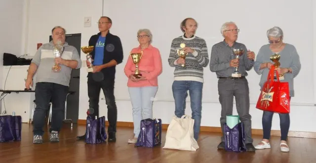 photo  les récompenses à l’issue du vingtième tournoi des chiffres et des lettres du club.  &copy;  le maine libre 