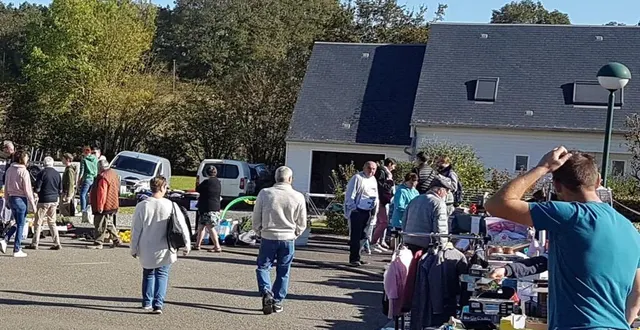 photo  les exposants se sont installés dans le bourg.  &copy;  le maine libre 