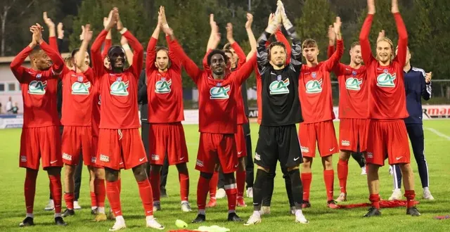 photo  les flériens ont partagé leur joie avec leurs supporters après un nouveau succès contre granville.  &copy;  serge ruer 