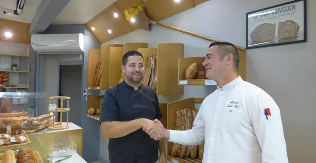 photo  marché conclu à solesmes entre le boulanger guillaume gaugain et le chef michaël labat-gest.  &copy;  ouest-france 