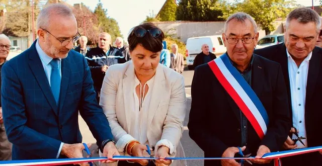 photo  de gauche à droite : jean-carles grelier, député de la cinquième circonscription de la sarthe, anne beauchef, conseillère régionale, laurent bothereau, maire de briosne-lès-sables et patrick gosnet, vice-président de la communauté de communes maine saosnois, chargé de l’environnement.  &copy;  le maine libre 