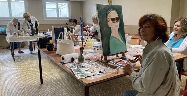 photo  dans l’atelier peinture des artistes de la vère, qui organisent une exposition ces 14 et 15 octobre 2023 à saint-georges-des-groseillers.  &copy;  ouest-france 