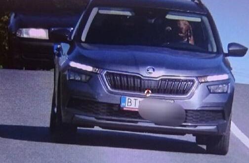 photo un conducteur au volant avec son chien sur ses genoux s’est fait flasher pour excès de vitesse. © photo police de la république de slovaquie