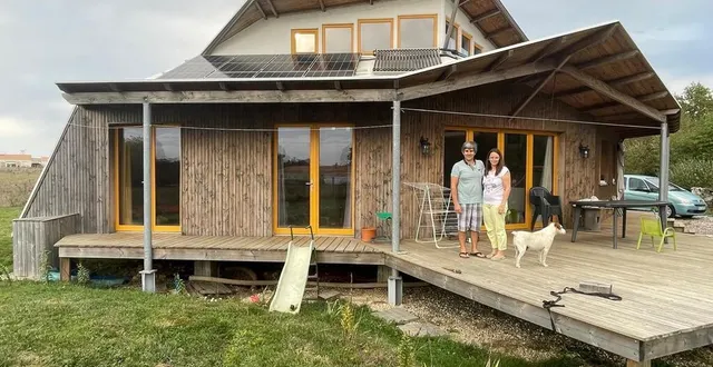 photo  joanie et anthony gravouil, sur la terrasse de leur maison 100 % autonome.  &copy;  ouest-france 