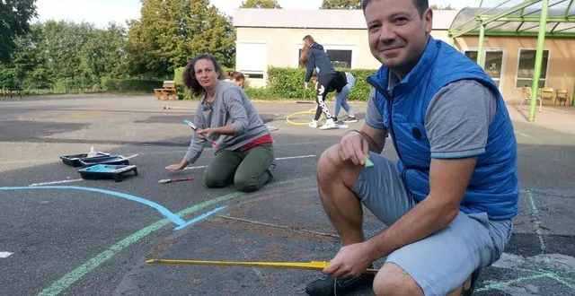 photo  ce sont les parents d’élèves qui réalisent les peintures de sol à l’école maternelle.  &copy;  ouest-france 