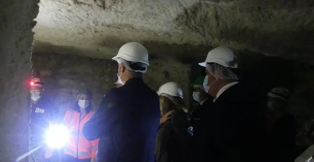 photo  sarah cizla, de la société geotech, a expliqué la construction des piliers en béton qui renforcent désormais la grotte de la mansonnière.  &copy;  ouest-france 