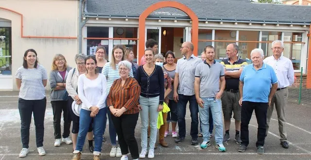 photo  l’équipe municipale, l’équipe enseignante et l’amicale des parents d’élèves lors de la présentation d’ouverture de la 4e classe à l’école publique jean-de-la-fontaine.  &copy;  ouest-france 