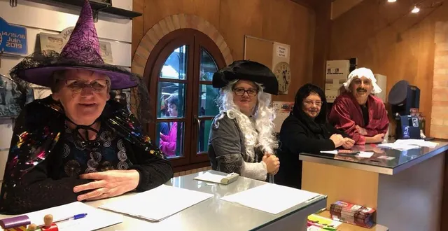 photo  l’équipe du muséotrain de semur-en-vallon (sarthe), lors de l’événement spécial d’halloween en 2022.  &copy;  muséotrain 