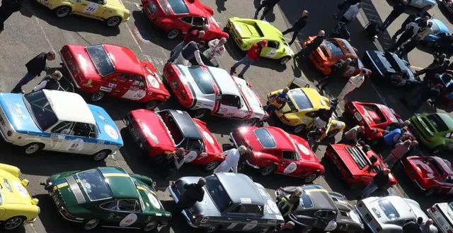 photo  les belles anciennes du tour auto vont retrouver le circuit bugatti, le 23 avril prochain.  &copy;  ouest-france 