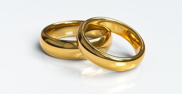 photo les deux amoureux ont eu la même idée : se demander en mariage pendant leur visite de disneyland. photo d’illustration © pixabay / qimono
