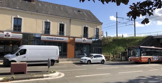 photo  la victime d’un coup de feu a été prise en charge par les secours à proximité de l’arrêt de bus, quartier pâtis-saint-lazare, dimanche 1er octobre au mans.  &copy;  le maine libre 