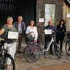 photo  la municipalité a remis symboliquement l’aide de 100 € pour l’achat d’un vélo à assistance électrique. 