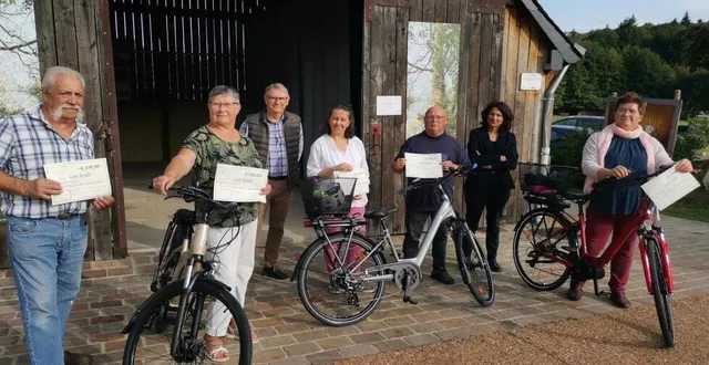photo  la municipalité a remis symboliquement l’aide de 100 € pour l’achat d’un vélo à assistance électrique.  &copy;  ouest-france 