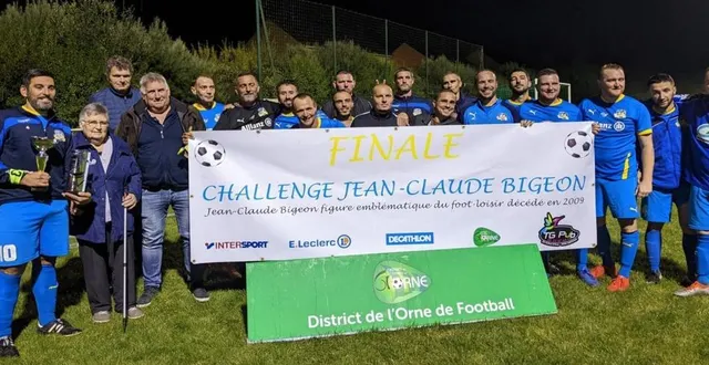 photo  le challenge a été remis au capitaine de courteille par mme bigeon.  &copy;  ouest-france 