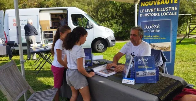photo  françois garnier est venu présenter son ouvrage historique sur roëzé-sur-sarthe, un livre en couleurs, généreusement illustré.  &copy;  ouest-france 
