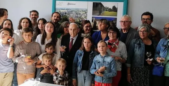 photo  toute la famille de louis bône était présente en mairie, en compagnie de madame le maire.  &copy;  le maine libre 