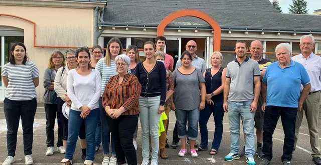 photo  vendredi soir, ils étaient nombreux à fêter l’ouverture d’une nouvelle classe à l’école.  &copy;  le maine libre 