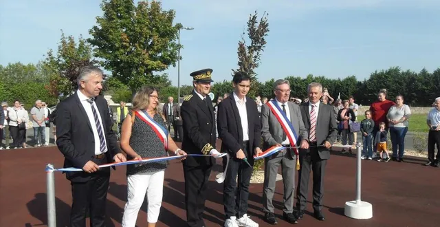 photo  les officiels entourant le jeune thibault lors de la coupure du ruban.  &copy;  le maine libre 