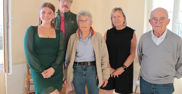 photo  camille gaillard (à gauche), avec des élus et des habitants de mont-ormel.  &copy;  ouest-france 