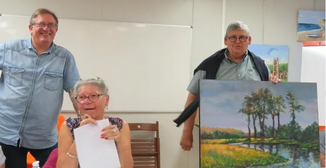 photo  de gauche à droite : bernard gueffier, trésorier, ghislaine flotte, présidente et ludovic lindet, membre du triangle des artistes.  &copy;  le maine libre 
