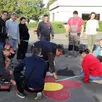 photo les parents et les enseignants ont peint, dans la cour de l’école maternelle, des jeux pour enfants.