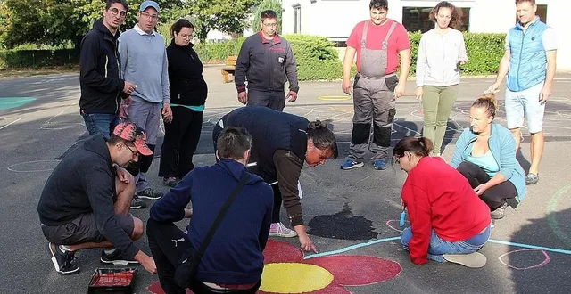 photo  les parents et les enseignants ont peint, dans la cour de l’école maternelle, des jeux pour enfants.  &copy;  le maine libre 