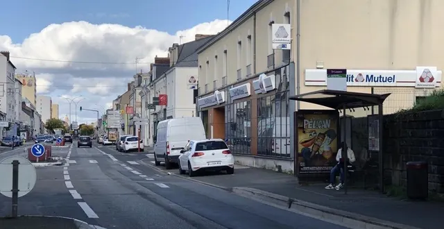 photo  la victime d’un coup de feu avait été prise en charge par les secours à proximité de cet arrêt de bus, quartier pâtis-saint-lazare, dimanche 1er octobre 2023 au mans. le tireur avait pris la fuite en voiture par l’avenue de la libération.  &copy;  le maine libre 