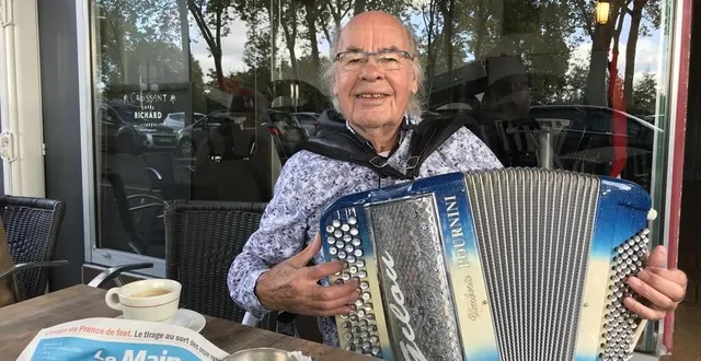 photo  l’accordéoniste de pierre perret, gilles lecouty alias gilou, est un habitué du café de la promenade, à la flèche (sarthe).  &copy;  le maine libre 