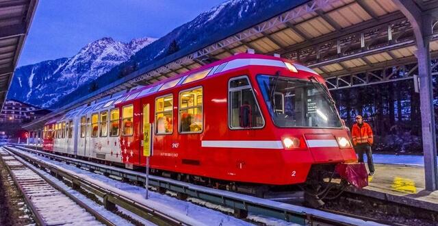 photo le train conduit les amateurs de sports d’hiver au cœur de la station de Chamonix-Mont-Blanc.