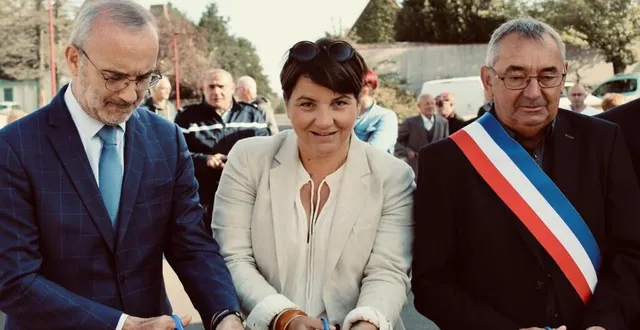 photo  les personnalités coupent le traditionnel ruban tricolore.  &copy;  ouest-france 