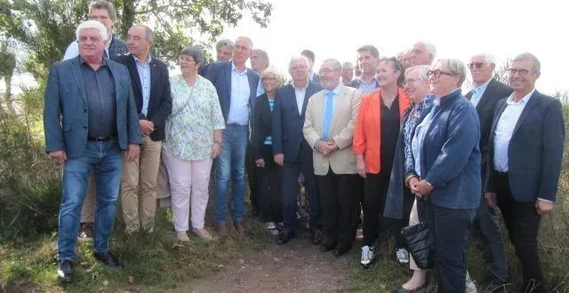 photo  photo de groupes avec les participants et le président de région, sur la corniche principale de roche d’oëtre.  &copy;  ouest-france 