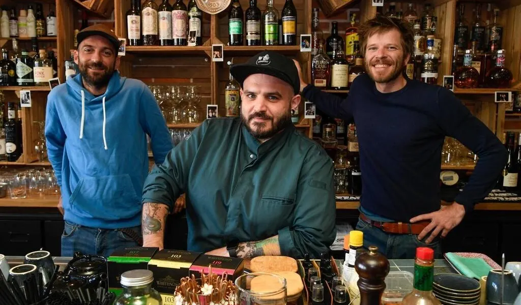 Angers. Commerce un bar à cocktails, qui fait aussi restaurant, a