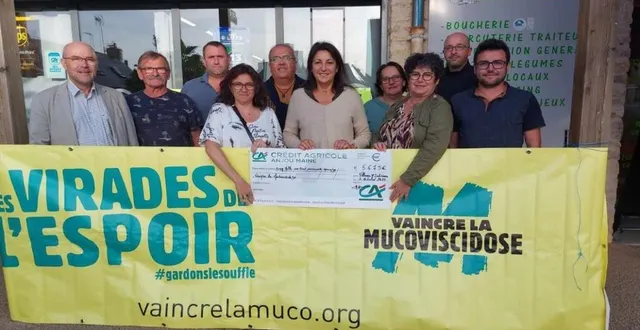 photo  lors de la remise du chèque mercredi soir à l’association de sablé.  &copy;  le maine libre 