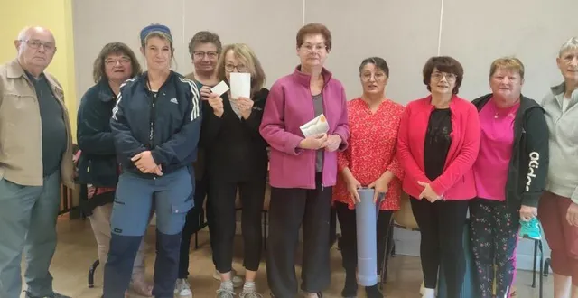photo  des aînés ont suivi un cours de pilates avec aurore corre-restif avant de déjeuner à la cantine scolaire.  &copy;  le maine libre 