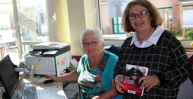 photo  annie ros et michèle besnier, bénévoles, lors d’une permanence à la bibliothèque.  &copy;  le maine libre 