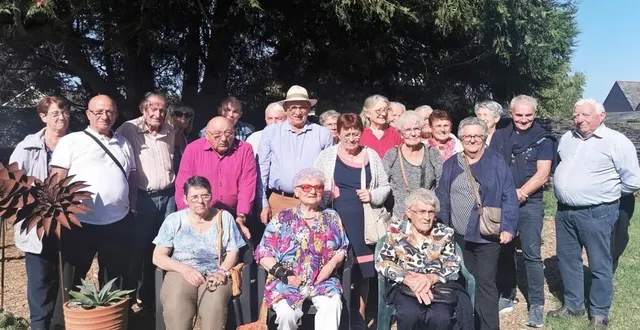 photo  les vergonnaises et vergonnais de 70 ans et plus, accompagnés des conseillers municipaux, ont partagé un repas à l’auberge de l’ombrée, à bel-air de combrée, samedi 30 septembre. le maire délégué de vergonnes, didier chevallier, a évoqué les trois décès survenus dans l’année écoulée et les trois naissances qui rajeunissent la population. « en ce qui concerne les travaux, il y aura prochainement l’enfouissement des réseaux sur l’extrémité de la rue d’anjou ; par contre, les travaux d’aménagement de la salle municipale ne commenceront sans doute pas avant février 2024… », a-t-il indiqué avant d’inviter les trente convives à déguster le menu concocté avec brio par les restaurateurs et servi par deux jeunes vergonnais.  &copy;  co 